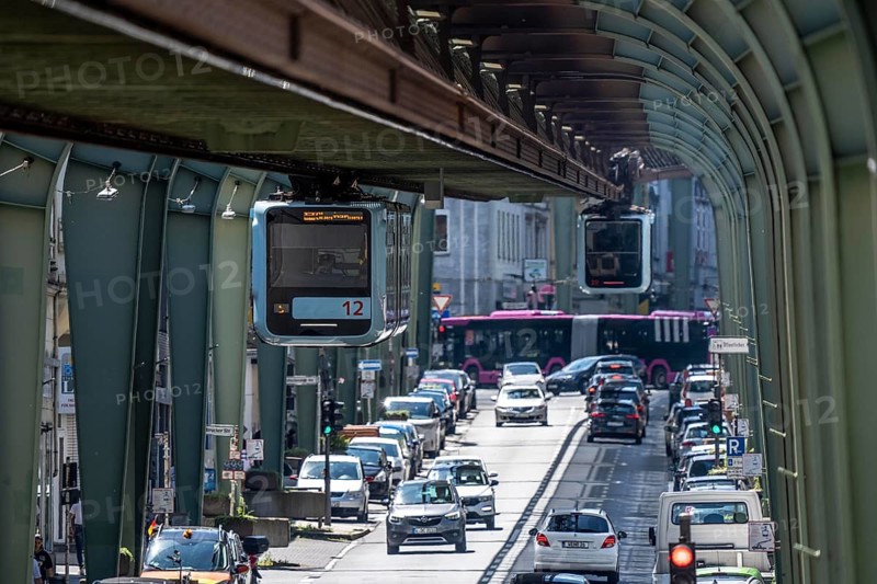 City traffic, in Wuppertal-Vohwinkel, Kaiserstraße, the Wuppertal suspension railway runs above heavy traffic, between the Vohwinkel and Bruch stops, Germany