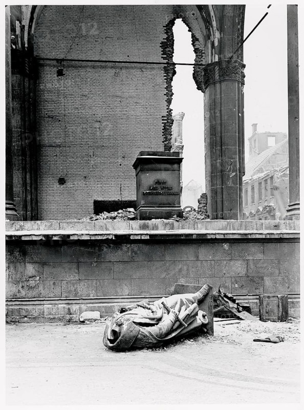 Munich, Feldherrnhalle, ruin, destruction, end of war, National Socialism, World War II, fallen sculpture, fascism, collapsed building with lying statue and rubble in the foreground, winter 1945