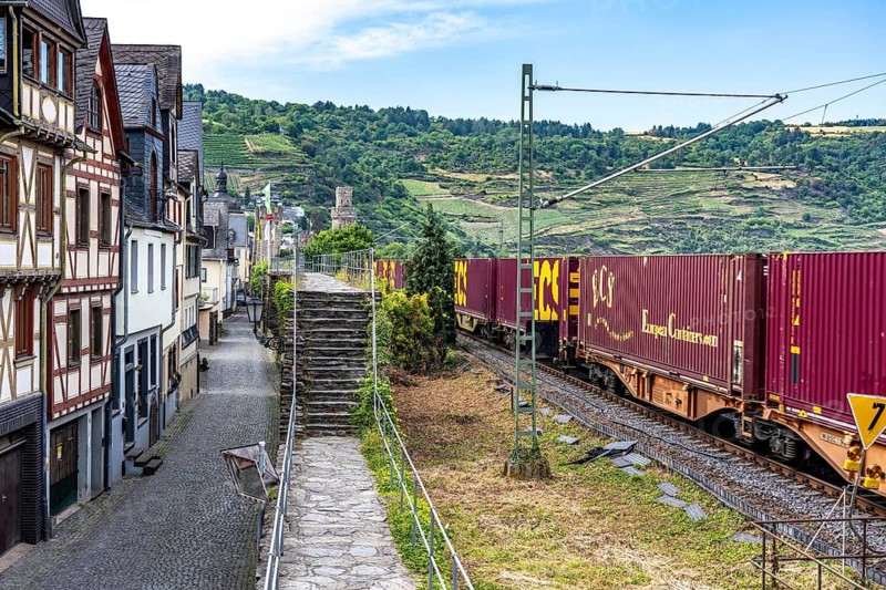 Freight train, in the Upper Middle Rhine Valley, runs directly in front of the residential buildings, close to the buildings, in Oberwesel, along the historic city wall, on the left bank of the Rhine between Rüdesheim and Koblenz, one of the busiest railway lines in Europe, around 230 trains, including over 130 freight trains, run on the train ticket around the clock, extreme noise pollution for residents, some of which are a few meters away Live on the train line, Rhineland-Palatinate, Germany