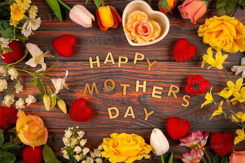 Letters on wood 'Happy Mother's Day', frame with flowers and hearts
