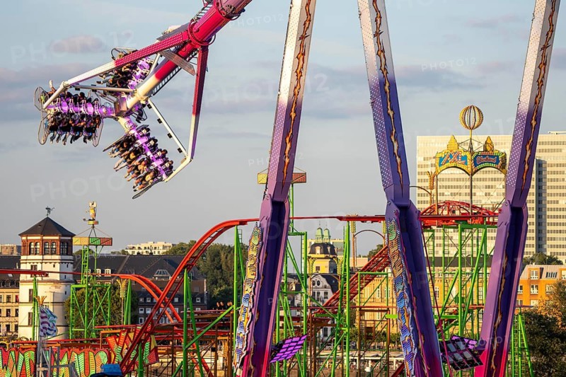 Rheinkirmes in den Rheinwiesen in Düsseldorf-Oberkassel, Infinity ride, the highest mobile overhead swing in the world with a height of 65 meters, North Rhine-Westphalia, Germany
