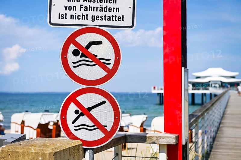 Jumping from and swimming at the pier prohibited, prohibition sign at the Seeschlösschenbrücke in Timmendorfer Strand, Schleswig-Holstein, Germany +++ editorial use only