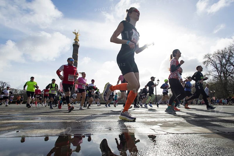 Runners run on the Big Star in front of the Victory Column at the 45th Generali Berlin Half Marathon 2026 in Berlin on 29.03.2026