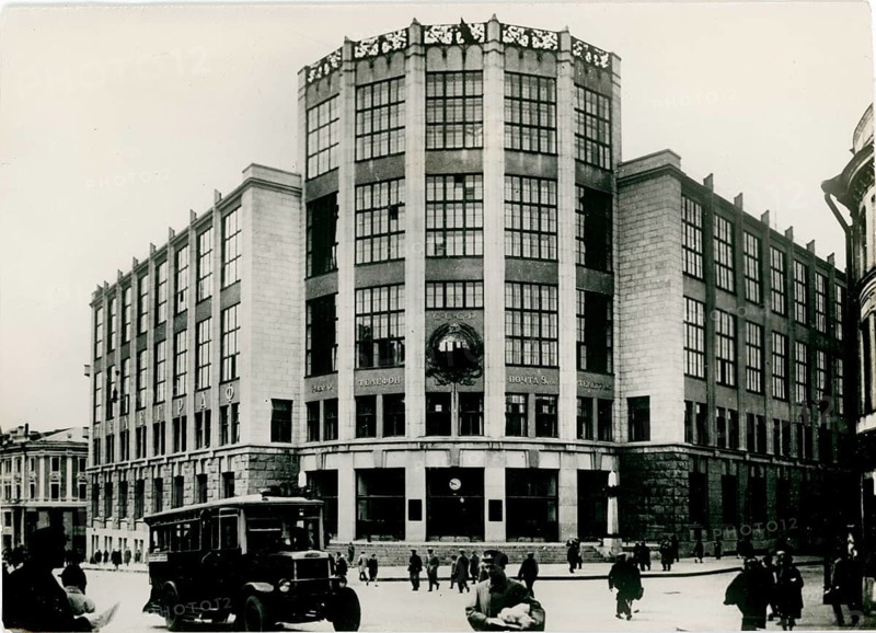 Moscow, Central Telegraph and Post Building, Constructivism, Modernity, Architecture, Ivan Rergberg, 1869-1932, Large, imposing building with classic façade, people and vehicles on the street, around 1928