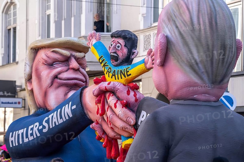 Rose Monday parade in Düsseldorf, themed float by float builder Jacques Tilly, Putin and Trump shake hands and crush Ukraine President Selensky North Rhine-Westphalia, Germany