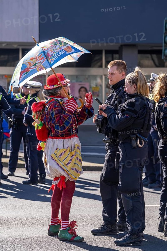Rose Monday carnival parade in Düsseldorf, police officers secure the Rose Monday parade, conversations with fools in fancy dress