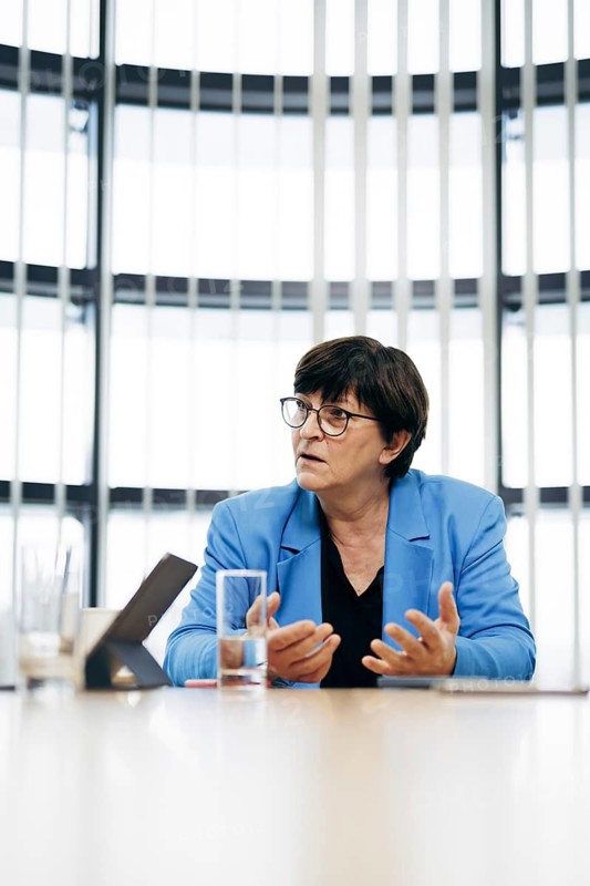 Saskia Esken, Bundesvorsitzende der SPD, aufgenommen im Rahmen eines Interview mit dem RND in Berlin, 05.12.2023
