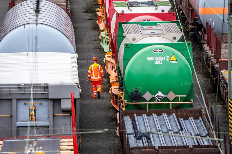 Shunters, check the assembled freight cars at the Hagen-Vorhalle marshalling yard, is one of the 9 largest in Germany, it is located on the Wuppertal-Dortmund railway line and has 40 directional tracks on which freight trains of all types are assembled, North Rhine-Westphalia, Germany