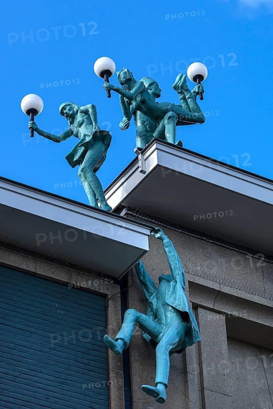 Figures on the roof and on the façade of the Dille & Kamille department store, formerly a theatre, Enschede, the Netherlands