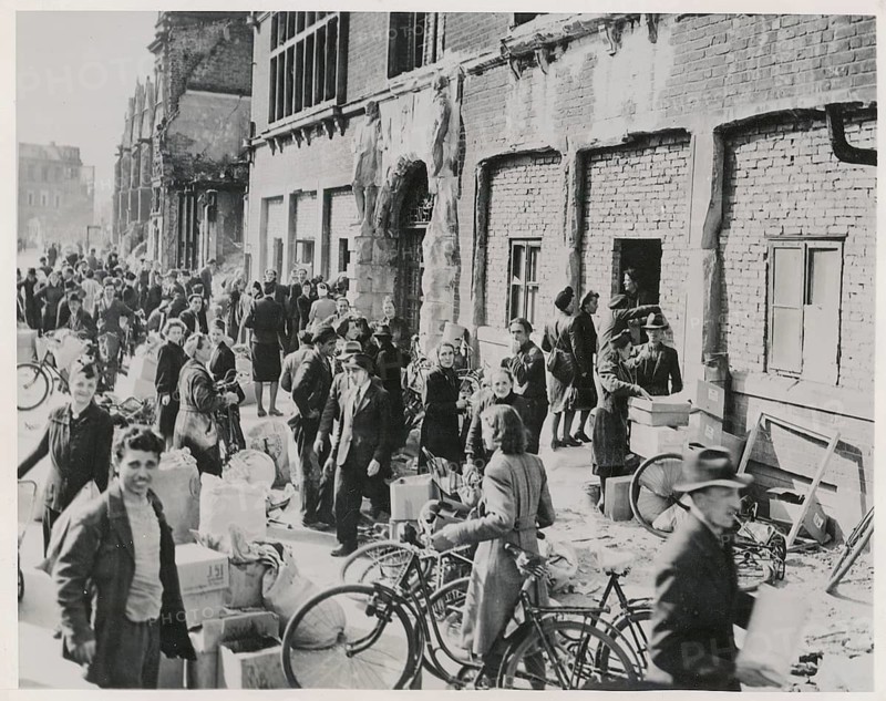 Hanover, liberation, end of National Socialism, World War II, ruins, black trade, supplicants, Many people gather on a street, some with bicycles and parcels, in front of a building, 25.4.1945