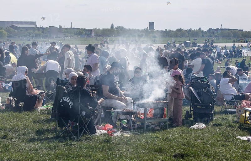 Barbecue season opens, smoking barbecues at a barbecue area at Tempelhofer Feld, Berlin, 03.05.2026, Berlin, Germany
