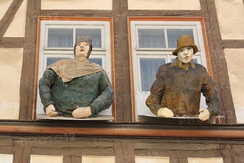 Two life-size sculptures leaning out the window, modern art, crafts, dolls, upper body, funny, humor, looking out, life size, dummy, Mühlhausen, Thuringia, Germany