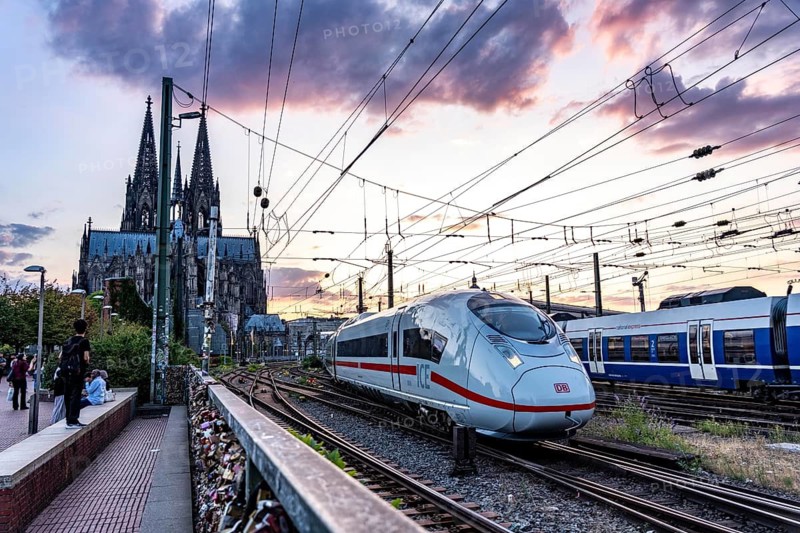 The Hohenzollern Bridge across the Rhine, railway bridge, ICE train leaves the main station, heads east, Cologne Cathedral, North Rhine-Westphalia, Germany