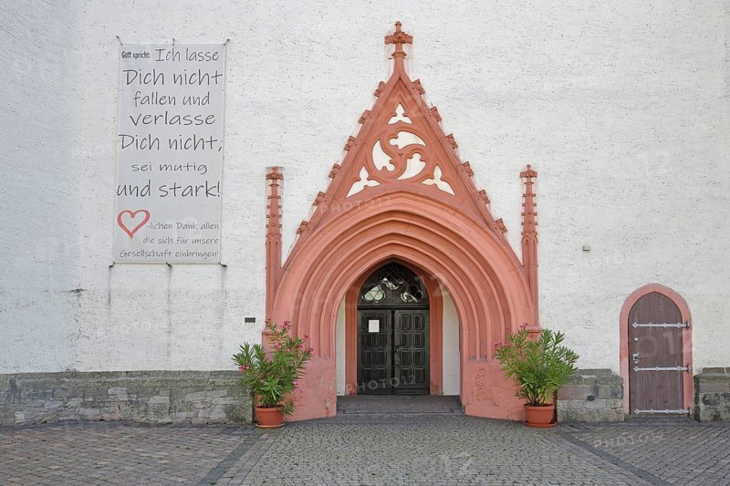 Early Gothic church portal with banner and inscription - 'Ich lass dich nicht fallen und verlasse dich nicht - Joshua 1, 5, Bible quote, inscription, St. Nicolai church, Döbeln, Saxony, Germany