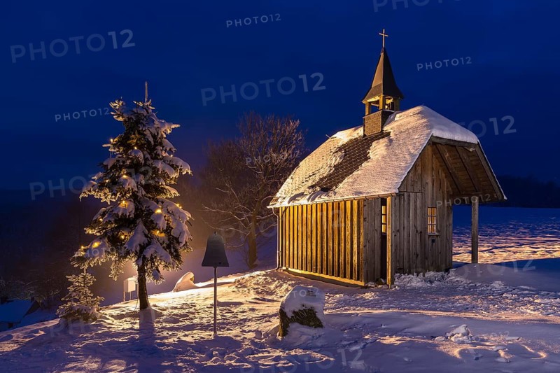 Christmas at the chapel on the path, snow-covered and illuminated Christmas tree, Oberlochmühle, Deutschneudorf, Erzgebirge, Saxony, Germany