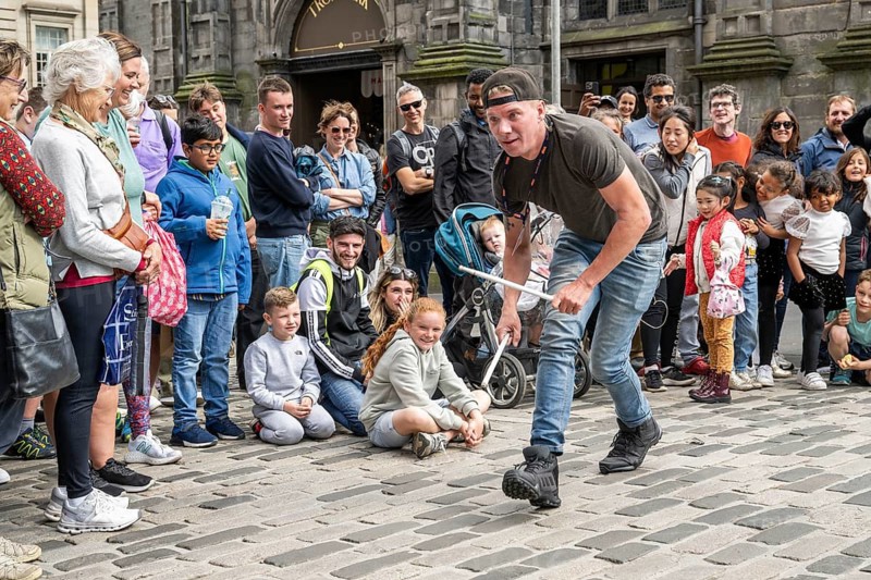 Street musicians with sticks, also drum sticks or drum sticks in front of spectators, world's largest cultural festival The Fringe, High Street, Edinburgh, Scotland, United Kingdom, Great Britain