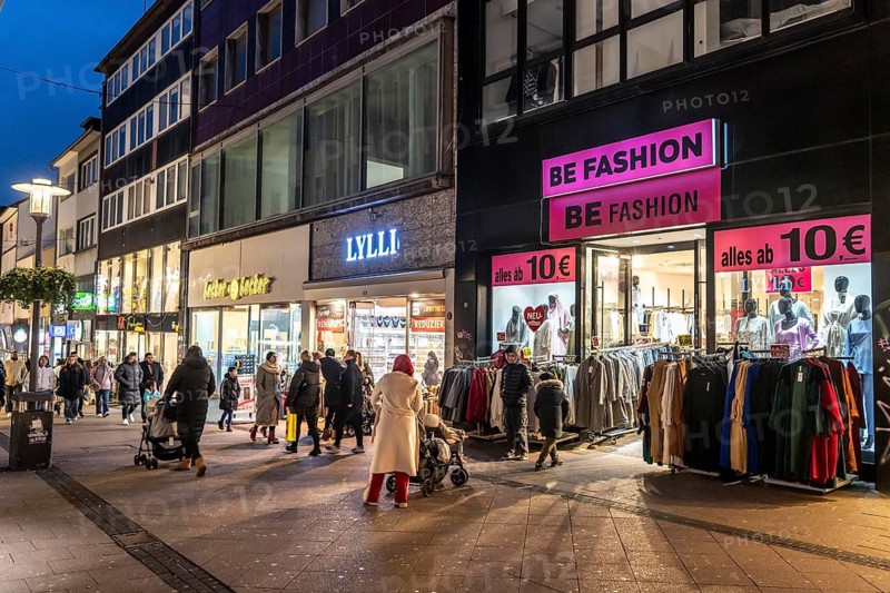 Limbecker Straße in the city centre of Essen, pedestrian zone, shopping street, with frequently changing shop operators, many vacancies, many cheap shops, North Rhine-Westphalia, Germany