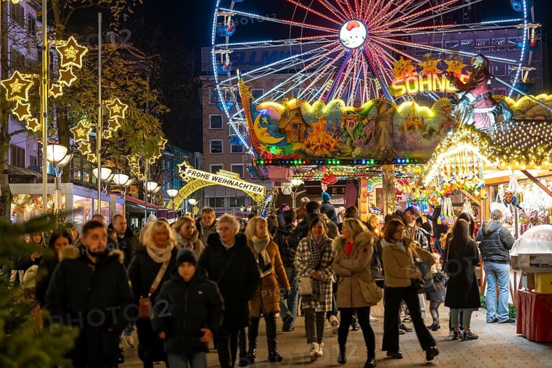 Christmas market in the city centre of Duisburg, Kuhstraße, Königstraße, with Ferris wheel, North Rhine-Westphalia, Germany