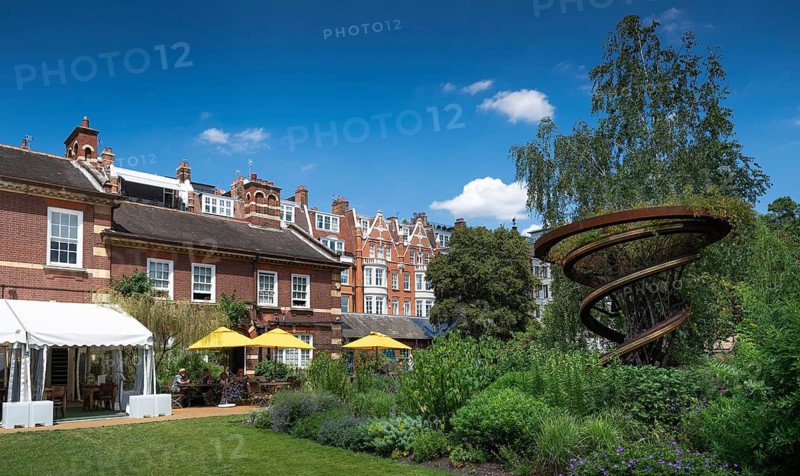 Restaurant, next to a spiral monument, at the same time modern corten steel trellis, lists the names of all curators and gardeners, Chelsea Physic Garden, historic botanical garden, oldest botanical garden in London, founded in 1673 by the Worshipful Society of Apothecaries, Chelsea, England, Great Britain, Great Britain