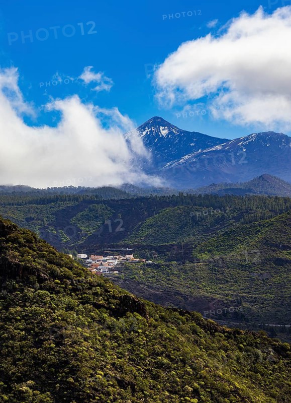 Mountain hike to Risco Blanco, view to Mount Teide, El Molledo, Tenerife, Canary Islands, Spain