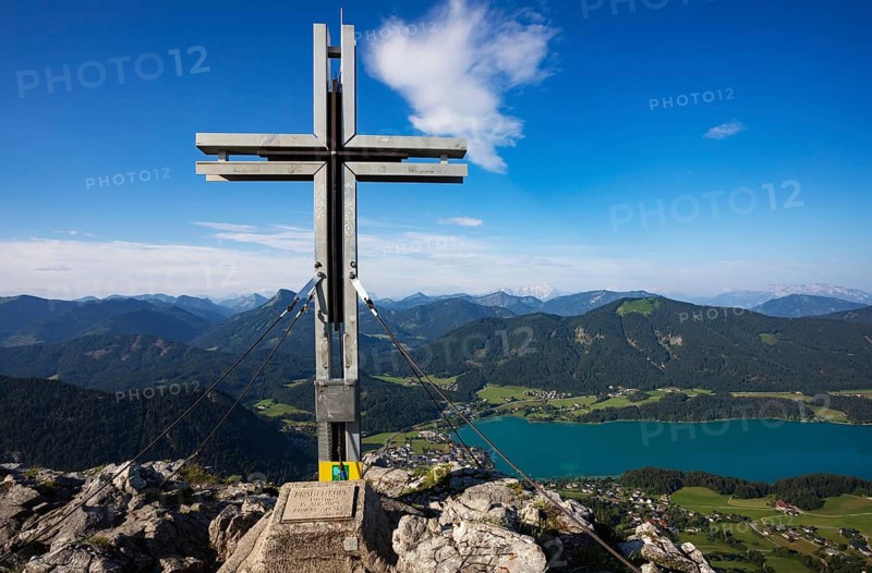 Summit cross on the Frauenkopf with a view of Lake Fuschl, Osterhorn group, Salzkammergut, Salzburg province, Austria