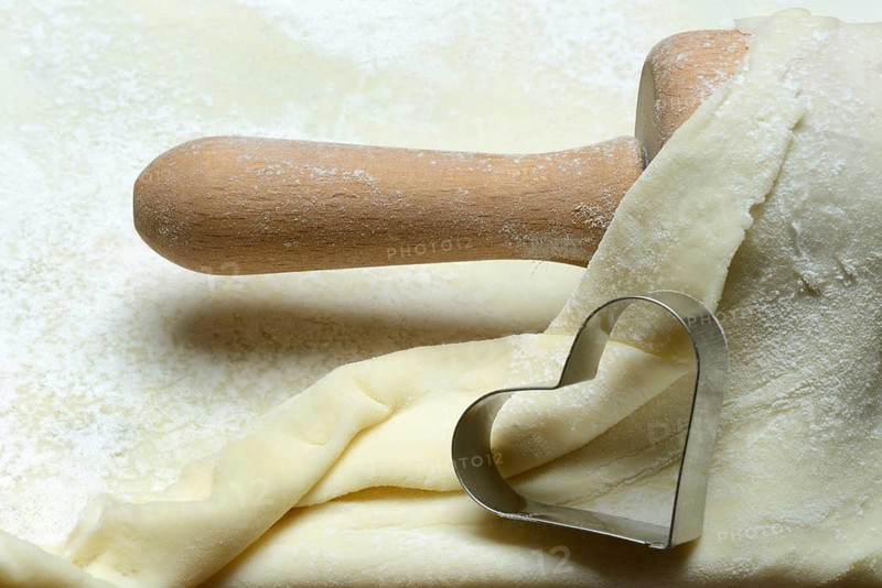 Rolled dough, dough roll and cookie cutter