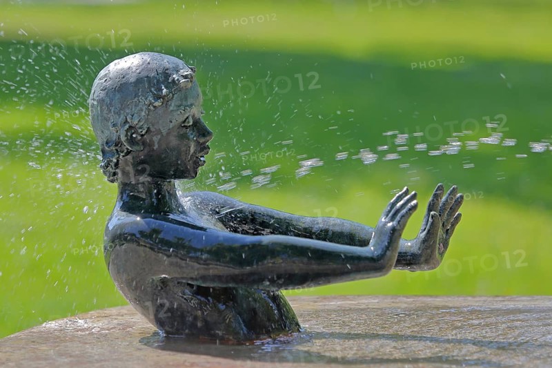 Fountain with sculpture by Günter Kaden 2001, child with outstretched arms to block water jet, repel, fear of water, symbol, no, no, water, does not want to get wet, avoid, look out, market, Rheinsberg, Ruppiner Switzerland, Ruppiner Land, Brandenburg, Germany