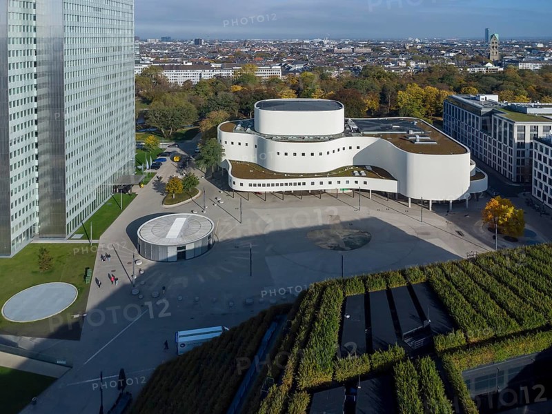 Gustaf-Gründgens-Platz mit Schauspielhaus, Dreischeibenhaus und mit Hainbuchen begrünter Kö-Bogen-II, Drohnenaufnahme, Düsseldorf, NRW, Deutschland