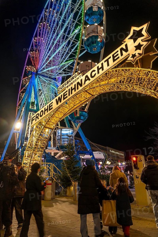 Christmas market in the city centre of Duisburg, Kuhstraße, Königstraße, with Ferris wheel, North Rhine-Westphalia, Germany