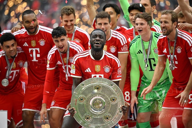 Dayot Upamecano FC Bayern Munich FCB (02) Goalkeeper Jonas Urbig FC Bayern Munich FCB (40) Harry Kane FC Bayern Munich FCB (09) Aleksandar Pavlovic FC Bayern Munich FCB (45) Jonathan Tah FC Bayern Munich FCB (04) Luis Diaz FC Bayern Munich FCB (14) Leon Goretzka FC Bayern Munich FCB (08) Meisterschale, Schale, Trophäe, Meisterfeier Deutscher Fußballmeister FC Bayern Munich 2026, Fußball Bundesliga, Allianz Arena, Munich, Bayern, Germany