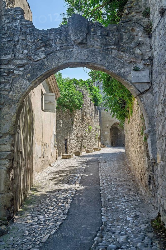 Porte Vieille, gateway to the medieval upper town, Vaison-la Romaine, Provence, France