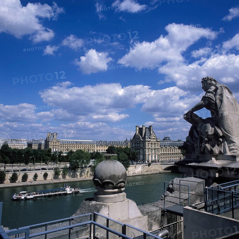 Blick von der Terrasse des Musée d´Orsay auf Seine und Louvre, Paris, Frankreich