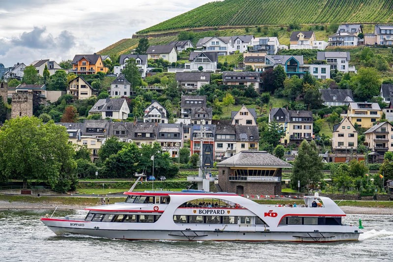 Excursion boat Boppard, on the Rhine in the Upper Middle Rhine Valley, backdrop of the town of Oberwesel, Rhineland-Palatinate, Germany