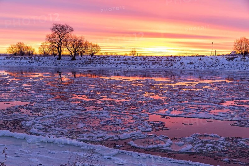 Cold winter morning on the Elbe with floating ice floes, snow and dawn at sunrise, Kötzschenbroda, Radebeul, Saxony, Germany