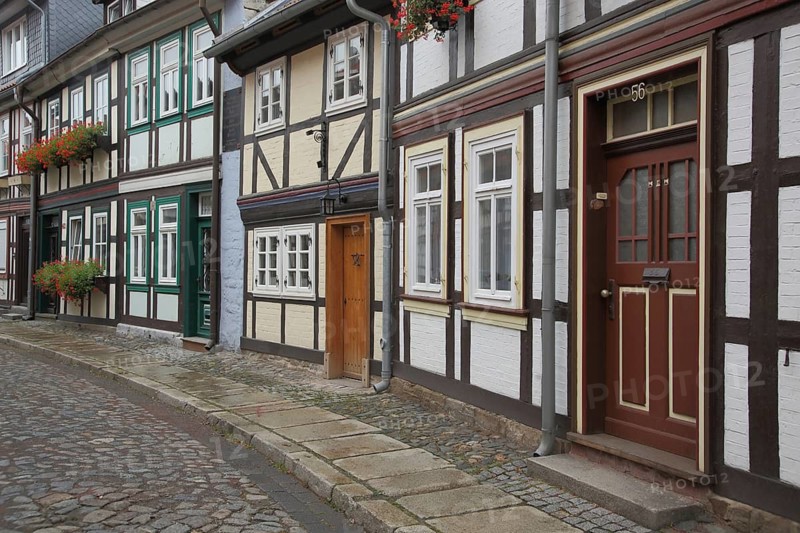 Historic half-timbered houses, front doors, idyll, paving stones, Hinterstraße, Wernigerode, Harz, Saxony-Anhalt, Germany