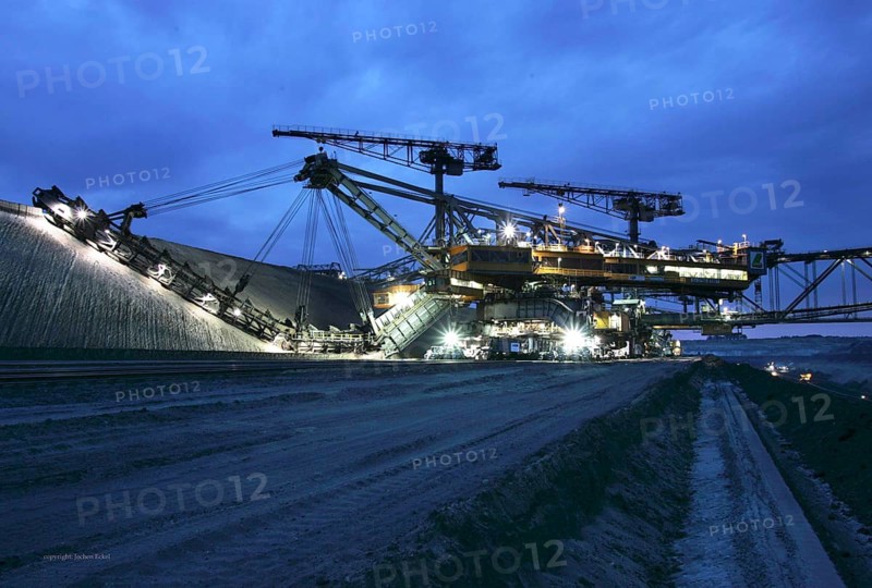 Welzow, Brandenburg, DEU, 07.07.2004 -Vattenfall Europe Mining & Generation bucket wheel excavators in the Welzow-Süd open-cast lignite mine in the evening