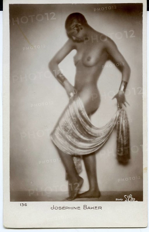 Josephine Baker, dance, Negro dance, Afro-America, elegance, black and white photo of a dancing woman with a dress in synchronous movement, surrounded by a nostalgic atmosphere, photo Madame d'Ora, Vienna, around 1926