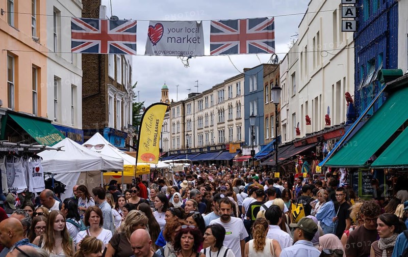 Crowds, tourists, traders, flags, Union Jack, Portobello Road Market, market, Saturday market, Notting Hill, Kensington, London, England, Great Britain, Great Britain