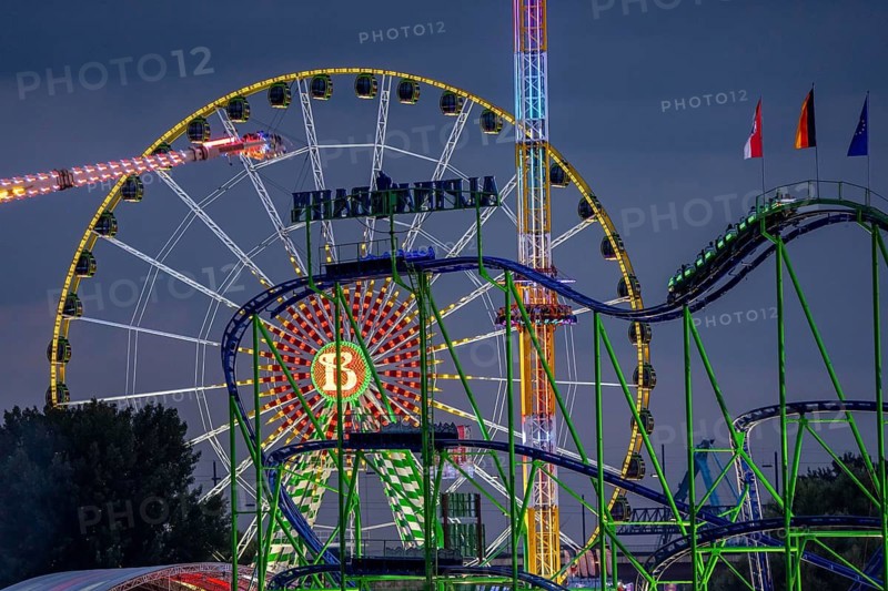 Rhine fair in the Rheinwiesen in Düsseldorf-Oberkassel, rides in the evening, with lots of lighting, Hangover The Tower, Free Fall Tower, Ferris Wheel, Alpina Railway, Rollercoaster, Gladiator, North Rhine-Westphalia, Germany