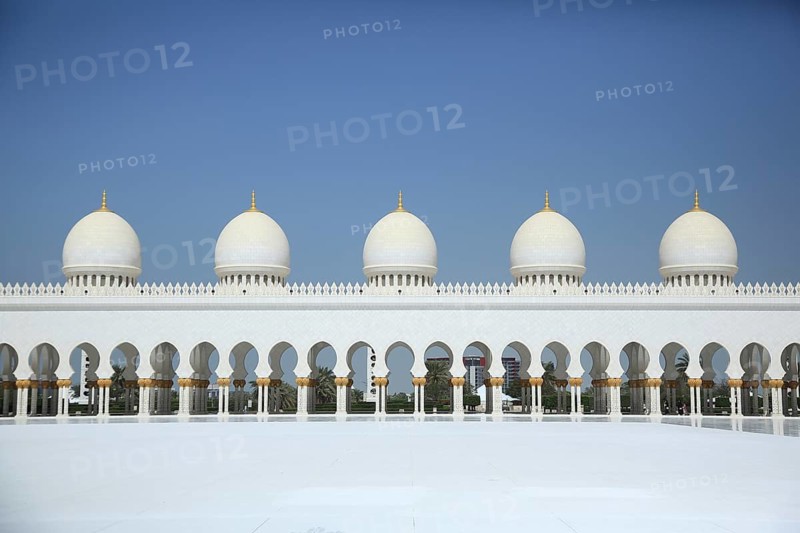 Row of white domes and decorated columns under clear sky, Sheik Zayed Mosque, Sheikh Zayed Mosque, Grand Mosque, Abu Dhabi, Middle East, Emirate, United Arab Emirates, UAE, island in the Persian Gulf, peninsula, exterior view, blue sky, white mosque