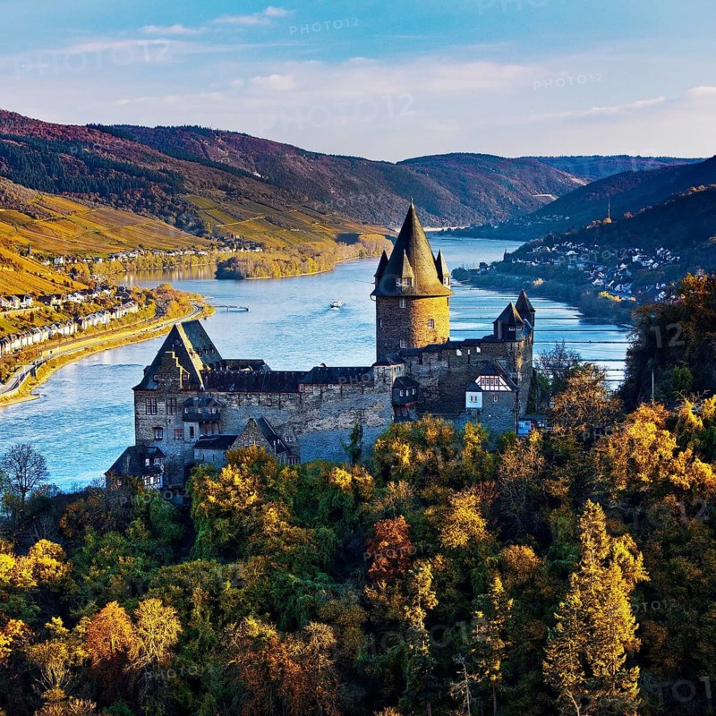 Stahleck Castle, hilltop castle overlooking the Rhine, Bacharach, UNESCO World Heritage Upper Middle Rhine Valley, autumn, Rhineland-Palatinate, Germany