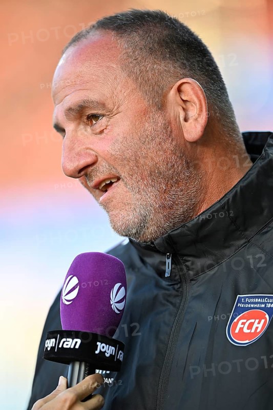Coach Frank Schmidt 1. FC Heidenheim 1846 FCH Portrait in interview Microphone Microphone Logo JOYN Sat1 Sat.1 Relegation, Bundesliga, Voith-Arena, Heidenheim, Baden-Württemberg, Germany