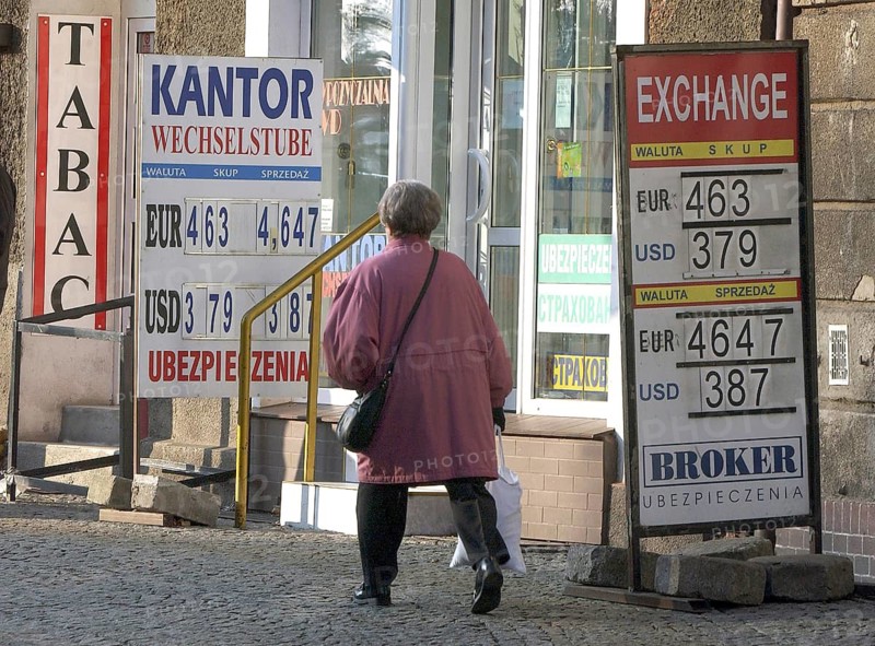 Slubice, POL, 12.11.2003 - Advertising for cigarettes and currency exchange in the Polish town of Slubice, Poland