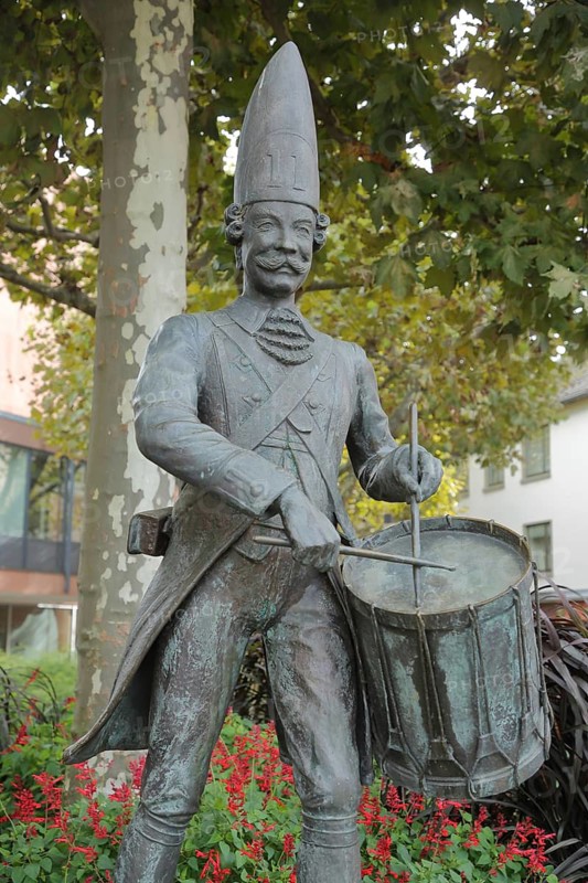 Gardetrommler vom Wolfgang Oester 1995, Mainzer Prinzengarde, Faschingsverein, Fastnacht, Fasching, Trommler, bronze, sculpture, drum, trommeln, Schillerplatz, Altstadt, Mainz, Rheinhessen, Rheinland-Pfalz, Germany