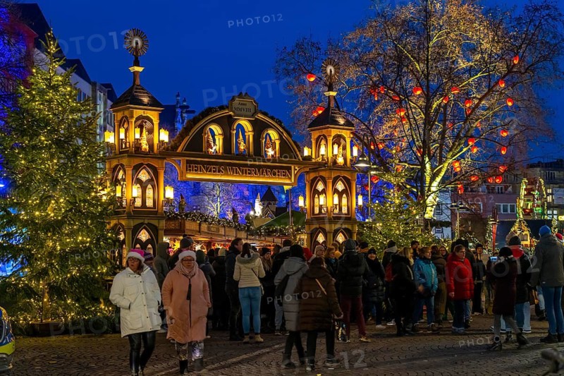 Christmas market at the Alter Markt in the old town of Cologne, Sunday shopping in Cologne city centre, 1st Advent weekend, North Rhine-Westphalia, Germany