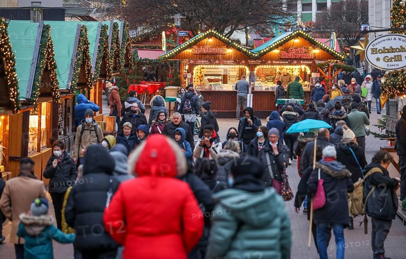 Essen, North Rhine-Westphalia, Germany - Christmas market in Essen in times of the corona pandemic under 2G conditions. Visitors must be recovered or vaccinated. Masks are not compulsory in the Essen pedestrian zone, but it is recommended to wear a mask