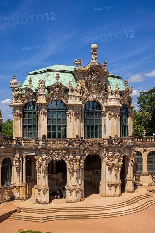 Freshly renovated and modernized — this is how Dresden's Zwingerhof has been presenting itself since 14.9.25. After a construction period of just over four and a half years, it is now open to the public again. Wall Pavilion with Hercules, Dresden, Saxony, Germany