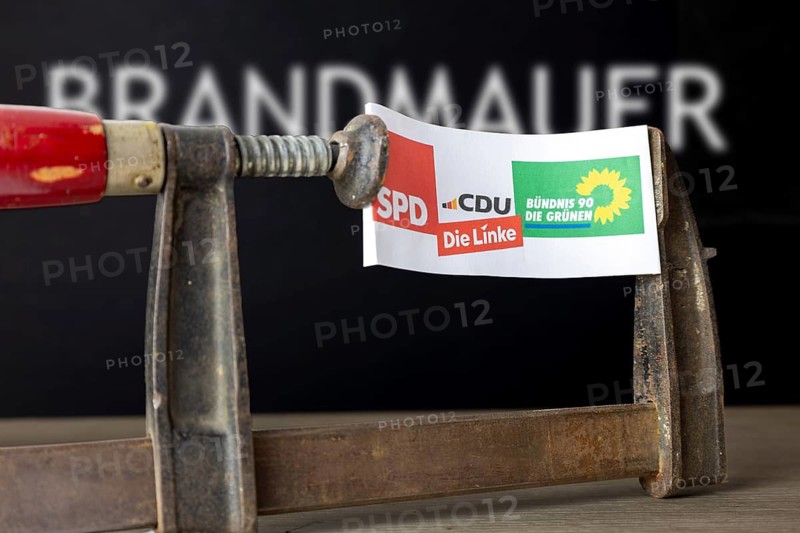 (photo montage) Symbolic image: A sheet with the logos of CDU, SPD, The Greens and the Left in a screw clamp, the word FIREWALL in the background