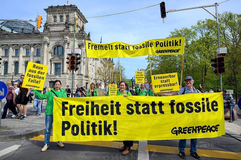 Greenpeace with the banner of freedom instead of fossil politics! at the demonstration of the Alliance for Renewable Energies with Fridays for Future, NGOs and associations, Berlin, 18.04.2026