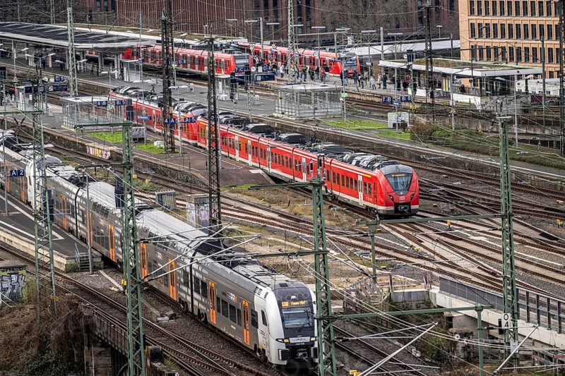 Railway station, Cologne Messe/Deutz, platforms, railway tracks Cologne, North Rhine-Westphalia, Germany
